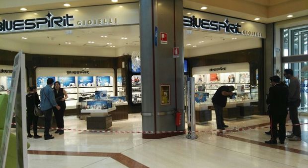 Terrore al centro commerciale: in gioielleria con mitra e bastoni - Quotidiano di Puglia