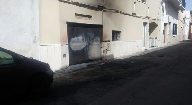 Scia di fuoco nel Salento: 4 mezzi incendiati nella notte - Quotidiano di Puglia