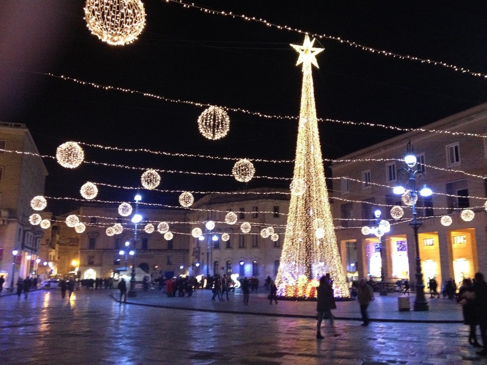 Natale Lecce.Arriva Il Natale Ma In Cassa Ci Sono Poco Piu Di 500 Euro