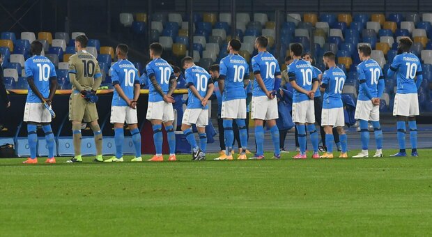Napoli, i giocatori con la maglia di Maradona all'ingresso in campo