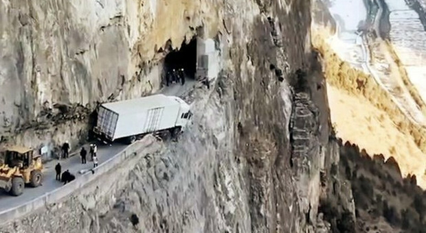 Il GPS ha portato fuori strada un camionista, rimasto sospeso per tre giorni su una scogliera in Cina