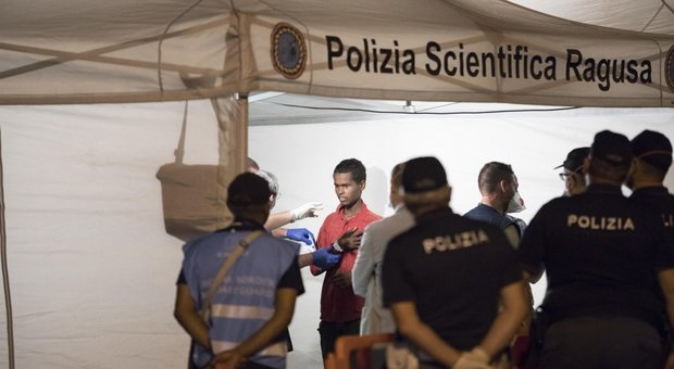 Migranti, 4 morti annegati dopo il tuffo dal barcone a Linosa