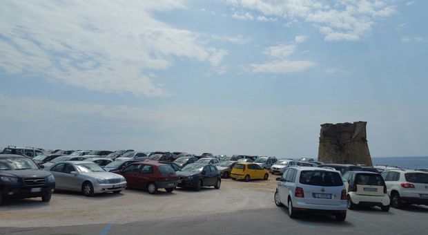 Porto Miggiano, la torre è assediata dalle auto
