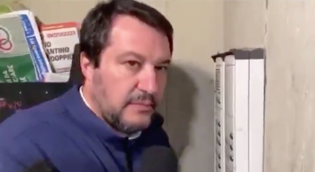 Salvini, il tunisino che risposto al citofono: «Ho 17 anni e vado a scuola. Non è vero che spaccio»