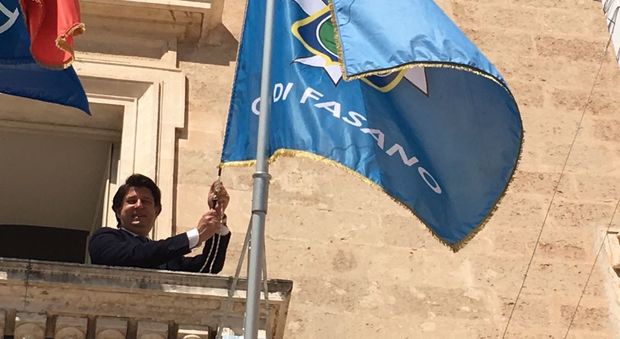 La bandiera issata al municipio di Fasano