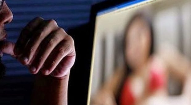 «Torna da me o diffondo i nostri filmati intimi»: in carcere per revenge porn