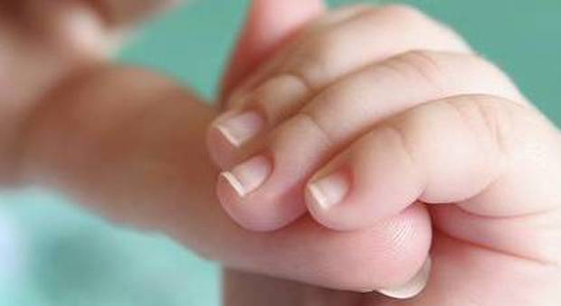 Napoli, neonata down abbandonata in ospedale, affidata a single dopo sette «no»