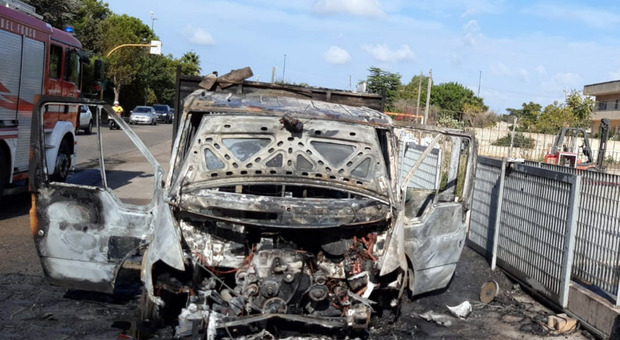 Casarano, furgone prende fuoco: operaio edile intossicato dal fumo per salvare un escavatore