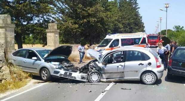 Doppio schianto sulla provinciale, auto distrutte: cinque persone ferite