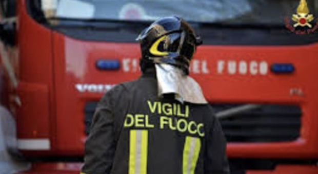 Tragedia sulla tangenziale Sud di Torino, dove un 76enne è stato travolto da un camion mentre cambiava le gomme all'auto