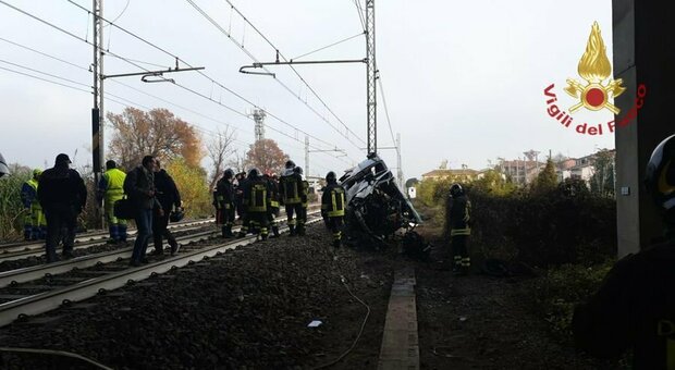 Pulmino precipita dall'autostrada sulla ferrovia: morto un 17enne, altri tre feriti