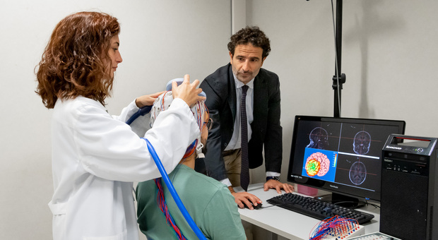 Giacomo Koch, direttore del Laboratorio di Neuropsicofisiologia Sperimentale della Fondazione Santa Lucia a Roma, durante una fase del monitoraggio della stimolazione magnetica transcranica