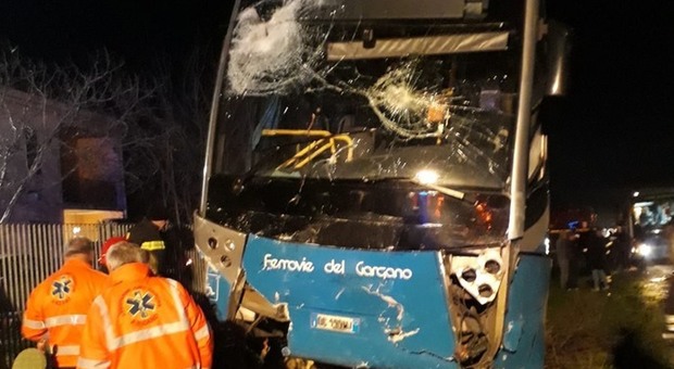 Autobus travolge un'auto e la schiaccia su un cancello: si temono due vittime