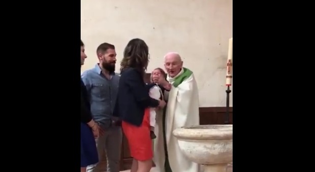 Il bimbo piange durante il battesimo: il prete lo prende a schiaffi