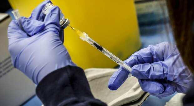 Quarta dose vaccino Covid, l'Aifa pronta a dare l'ok per i fragili: ecco quando sarà ufficiale e la situazione nel resto del mondo