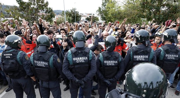 Catalogna annuncia: «Lunedì verrà dichiarata l'indipendenza». Madrid invia esercito