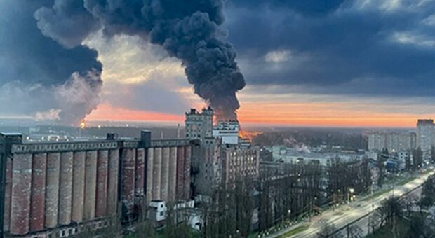Depositi di carburante in fiamme, la guerra arriva in Russia. Allarme Transnistria