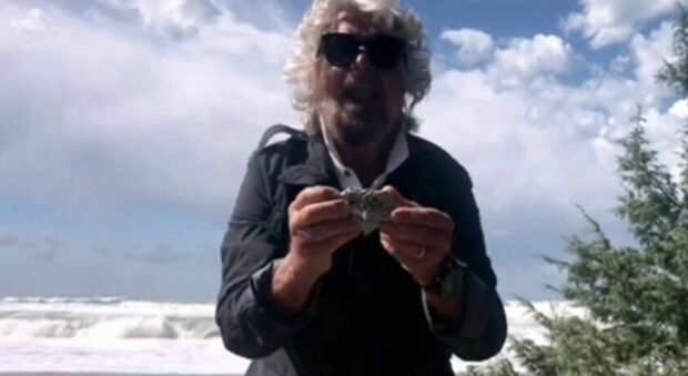 Beppe Grillo firma una pietra pomice e la mette in vendita online a mille euro, eBay lo cancella: «Decisione inappellabile»