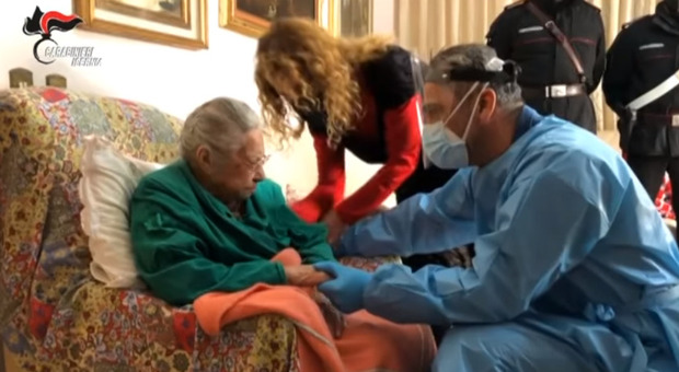 Covid, nonna Giuseppina, 107 anni, vaccinata a casa dai carabinieri a Isernia