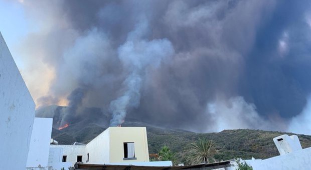 Stromboli eruzione, gli abitanti: «Turisti nel panico perché non c'è alcuna segnaletica»