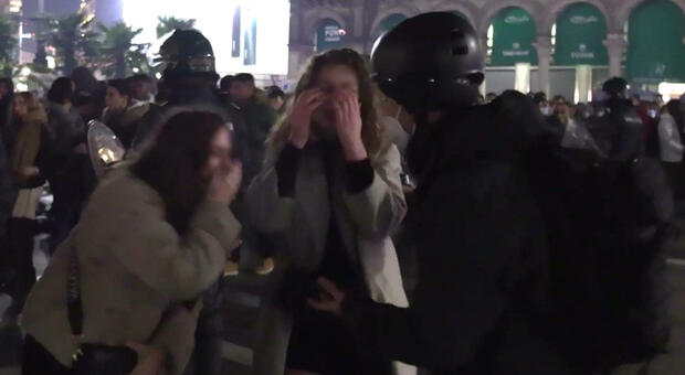 Milano, ragazze palpeggiate dal branco in piazza Duomo a Capodanno: le vittime salgono a nove