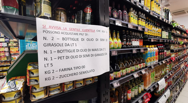 Un cartello affisso sugli scaffali di un supermercato di Lecce