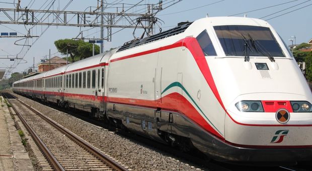 Meno treni e abbonamenti più cari: la protesta dei pendolari della tratta Bari-Lecce