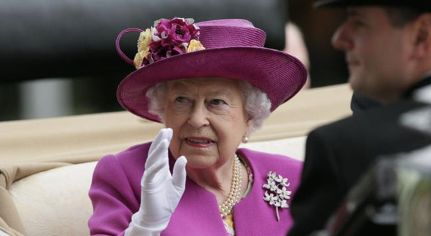 Sembra che la regina chieda allo chef di Buckingham di fare dei panini quanto un penny per le feste reali in giardino