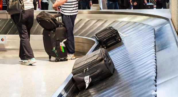 Furti nei bagagli a Fiumicino: arrestati due facchini, puntavano le valigie griffate