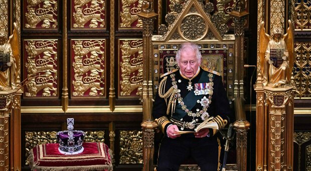 Carlo a Westminster sostituisce la regina: è la prima volta dal 1963