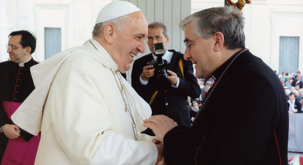 Il Papa conferma la scelta: Seccia nuovo arcivescovo L’abbraccio di D’Ambrosio