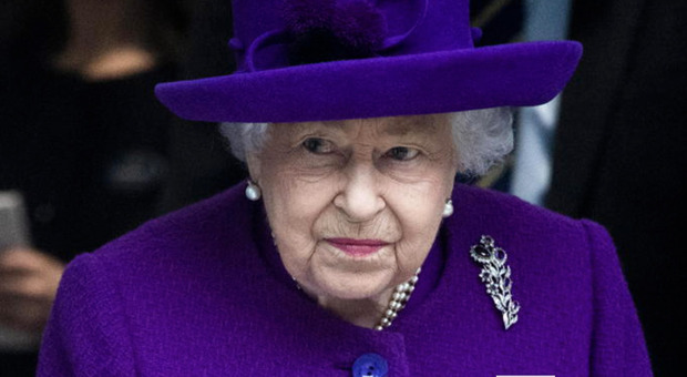 C'è un alone di mistero sulle condizioni di salute della Regina Elisabetta: sarebbe su una sedia a rotelle