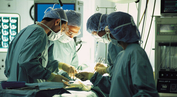 Covid, chirurghi: «Riduzione degli interventi generali fino all' 80%»