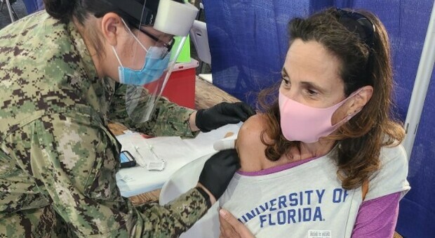 Ilaria Capua si è vaccinata in Florida: «Oggi è un bel giorno». E posta le sue foto