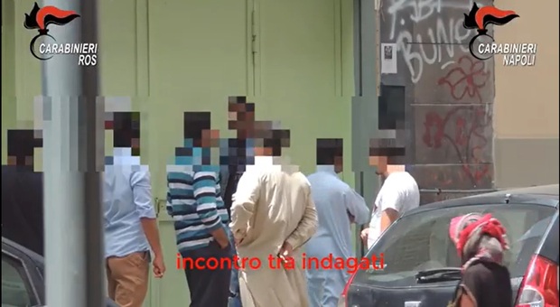 Napoli, documenti falsi per i migranti irregolari: in 14 nei guai, tra loro anche un dipendente comunale