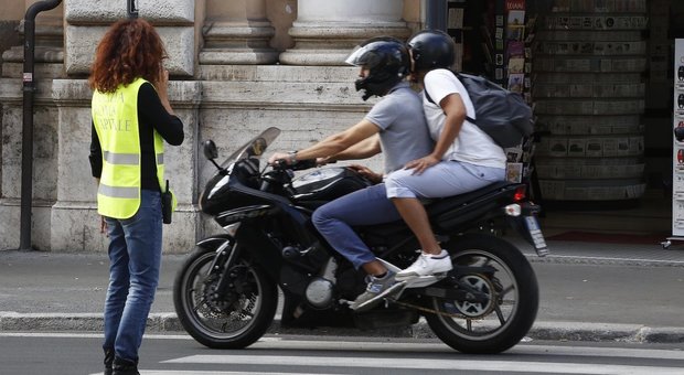 Roma, vigili senza divisa: il ministro Lamorgese striglia gli agenti in jeans e felpa