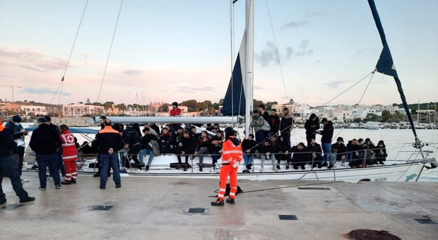 Un altro sbarco nel Salento: in barca a vela 102 migranti. Un giovane era già morto