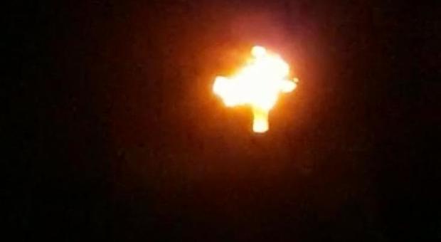 La croce della chiesa va a fuoco improvvisamente: paura in paese