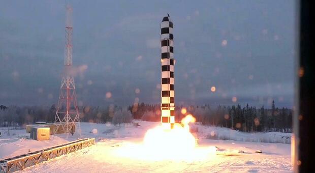 Russia, il nuovo missile Sarmat alle forze nucleari: ora l'arsenale di Putin apre squarci inquietanti