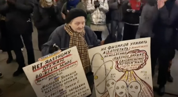 Un'anziana donna russa è stata portata via dalla polizia per aver manifestato contro la guerra in Ucraina