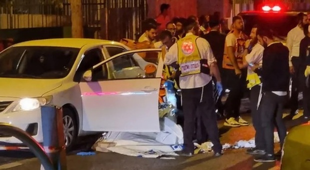Israele, tre morti in un attacco terroristico a Elad. Le autorità ai residenti: «Chiudetevi in casa»
