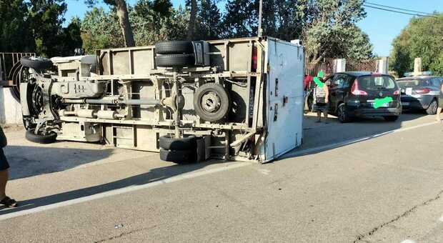Incidente stradale sulla provinciale per San Vito: camion si ribalta dopo impatto con auto