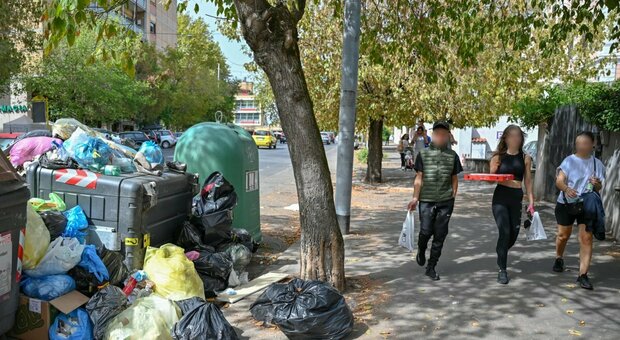 Roma, servizio della Bbc sui rifiuti della Capitale: «Il decadimento è chiaro»