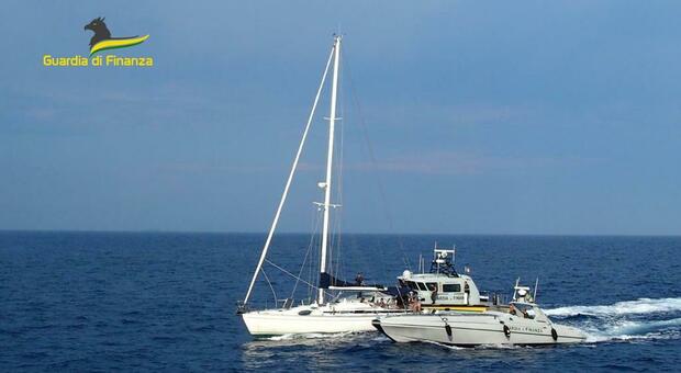 Leuca, una tonnellata di marijuana sulla barca a vela: arrestati in cinque
