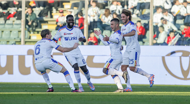 Lecce, vittoria di personalità a Cremona: 2-0, 23 punti e successo pieno dopo un mese. Juventus agganciata in classifica FOTO