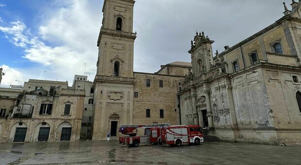 Maltempo, tromba d'aria in città: cadono calcinacci dal campanile in piazza Duomo