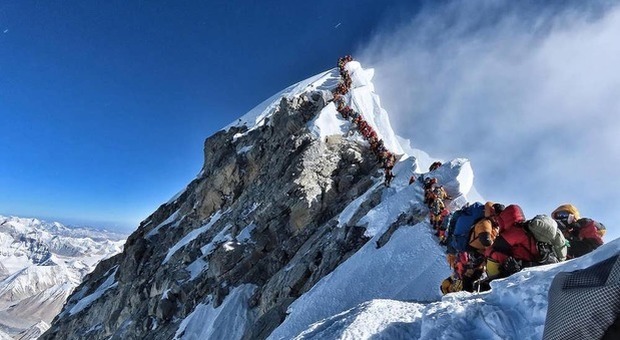 Everest, i volontari ripuliscono la grande montagna e spuntano 4 cadaveri