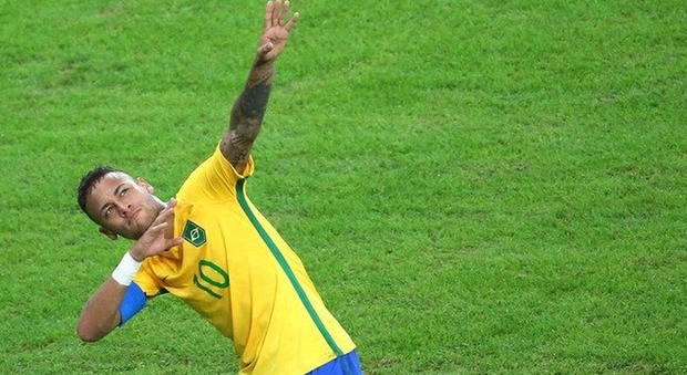 Calcio, Neymar segna ed esulta come Bolt (che festeggia in tribuna)