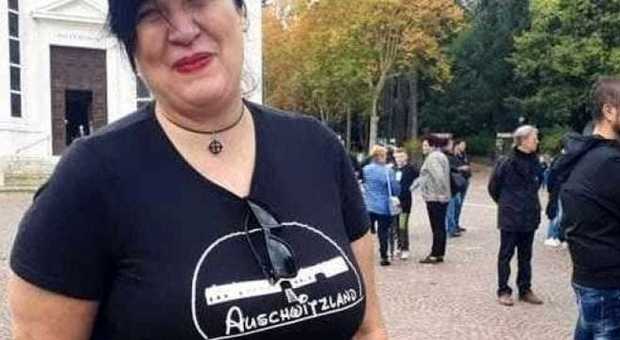 A Predappio con la maglietta « Auschwitzland», attivista condannata: multa di 9mila euro