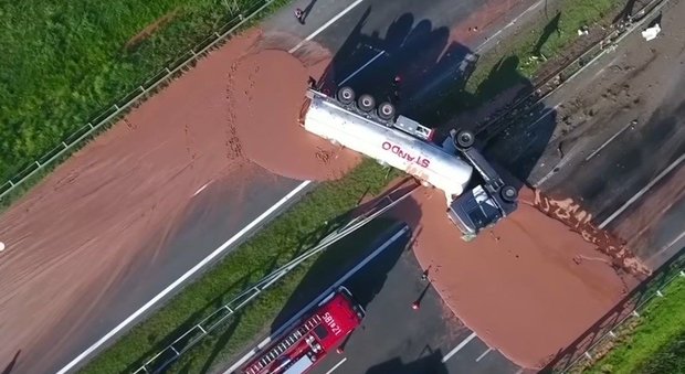 Polonia, tir carico di cioccolato si rovescia: disastro in autostrada